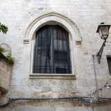 La facciata della residenza sulla destra invece � dominata da un grande finestrone ogivale caratterizzato da una cornice a dentelli...